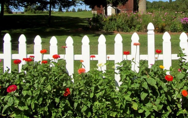 white picket fence to illustrate a boundary