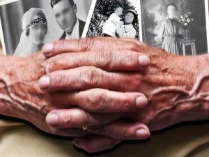 description_of_image_used_in_putting_dementia_policy_objectives_into_practice_two_hands_holding_photos_gabriele_rohde_fotolia