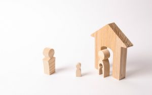 description_of_image_used_in_parental_alienation_podcast_wooden_figures_of_parent_and_child_fotolia_Андрей-Яланский