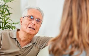 description_of_image_used_in_quick_guide_to_questions_older_man_talking_to_social_work_fotolia_Kurhan 600