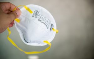 Image of an N95 respirator face mask (credit: dontree / Adobe Stock)