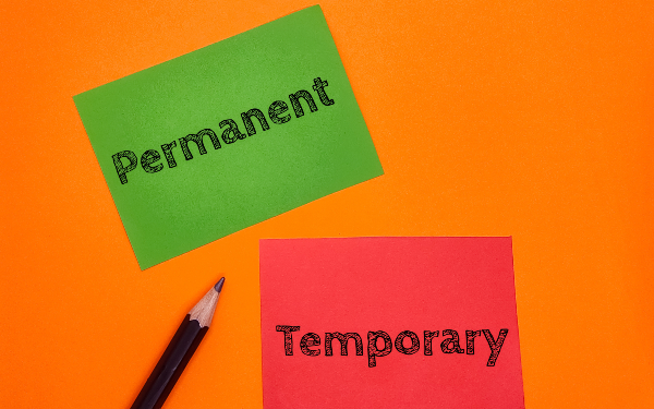 Post-its with the words 'permanent' and 'temporary' written on them